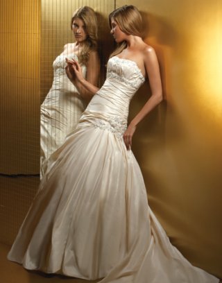 2012 Fashion Strapless Wrinkle Taffeta Applique Court Train A-line Wedding Bridal Gown