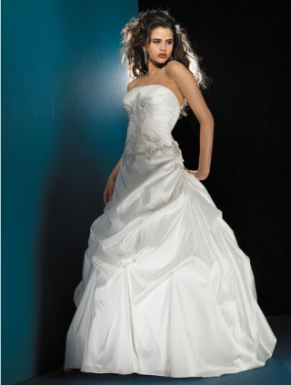 2012 A-line Wrinkle Taffeta Strapless Applique Decorate Long Train Ball Gown Wedding Bridal Gown