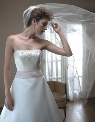 2012 A-line Straples Classic Designer Embroidery Sash Style Ball Gown Wedding Bridal Gown