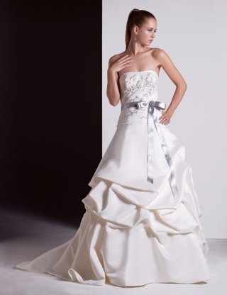 2012 Alluring Strapless Applique with Beadings A-line Sash Style Ball Gown Wedding Bridal Gown