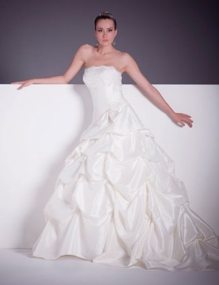 2012 Shining Taffeta Strapless Wrinkle Style A-line Ball Gown Wedding Bridal Gown