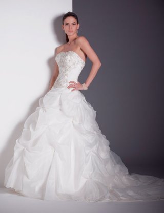 2012 Wrinkle Taffeta Strapless Applique Court Train Ball Gown Wedding Bridal Gown