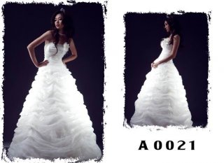 2012 Puffy Organza Style Strapless A-line Flower Decorated Ball Gown Wedding Bridal Gown