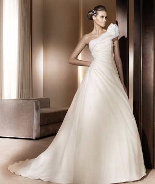 2012 Elegant One Shouler Wrinkle with Applique Sweep/ Brush length A-line Wedding Bridal Gown