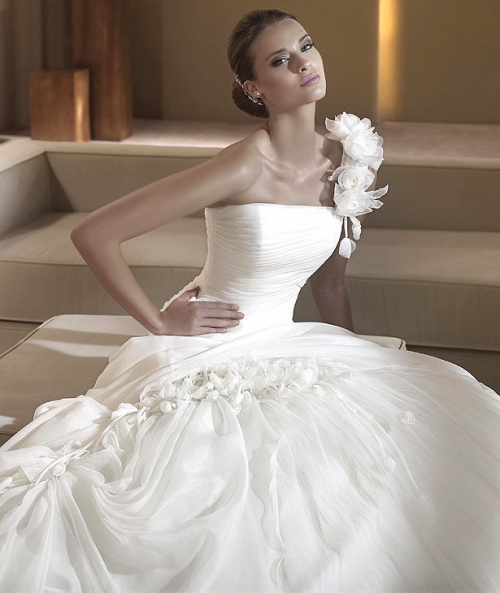 2012 One Shoulder with Flowers Bodice A-line Organza Ball Gown Wedding Bridal Gown