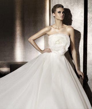 New Style A-line Flat Coourt Train Flower Attractive Wedding Dress