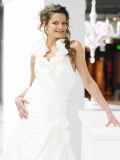 2012 Princess pure white Flower Halter neck Pleated flower decoration at waist Cheap Wedding Dress