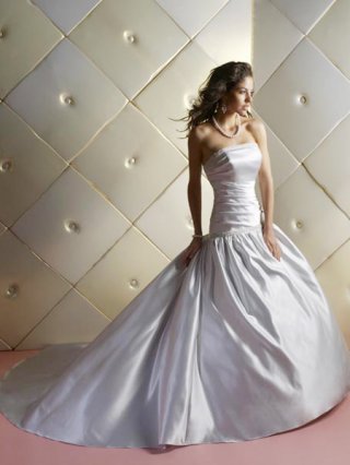 2012 simple Ball gown Pleated Strapless Cheap Wedding Dress