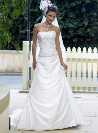 A-line Strapless Chapel Train Satin Wedding Dresses (yz0501)