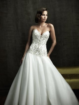 Sweetheart Neckline Embroidery Ball Gown Wedding Dress