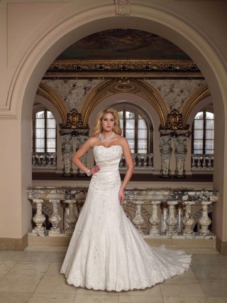 Luxurious Wedding Gowns A-line Embroidery Lace Satin Strapless