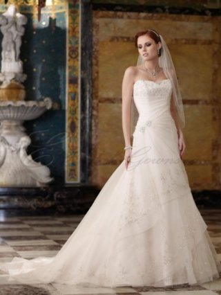 A-line Organza Softly Scalloped Sweetheart Neckline Chapel Length Train Wedding Dresses (ST11011)