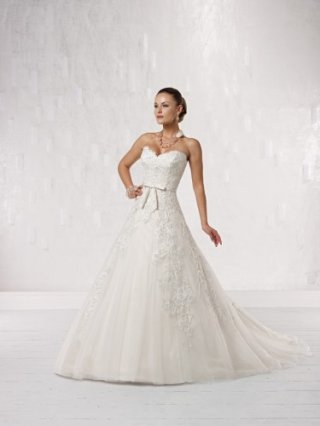 Luxurious Satin Scalloped Sweetheart Neckline Ball Gown Wedding Dress