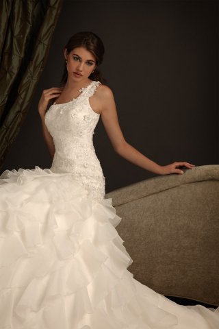 Noble Floor Length A-Line One Shoulder Zipper Sweep/Brush Train With Beads Wedding Dresses