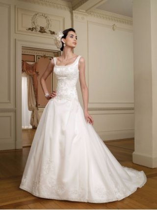 Organza Scoop Neckline Embroidered Lace Bodice Ball Gown Wedding Dress