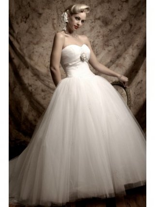 Organza Sweetheart Neckline Ball Gown Wedding Dress