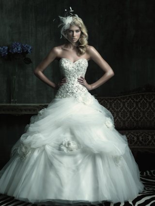 2012 Beautiful Low Waistline Ivory Ball Gown Wedding Dress