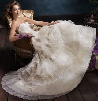 Ivory Sweetheart Lace Pleats Bridal Gown
