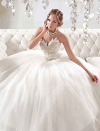 Modest floor-length wedding dresses with Shine diamond decoration