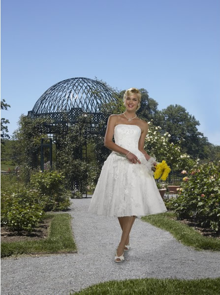 Novel Style Strapless Embroider Lacing Discount Ivory Design Wedding Dress New Style Novel Style Strapless Embroider Lacing Discount Ivory Design Wedding Dress New Style