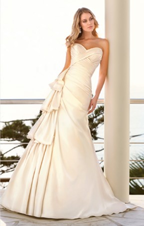 Elegant A-line sweatheart-neck chapel Wedding Dress 5481